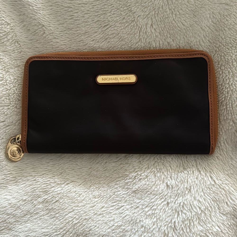 Michael Kors EUC Black and Tan wallet, no call-outs